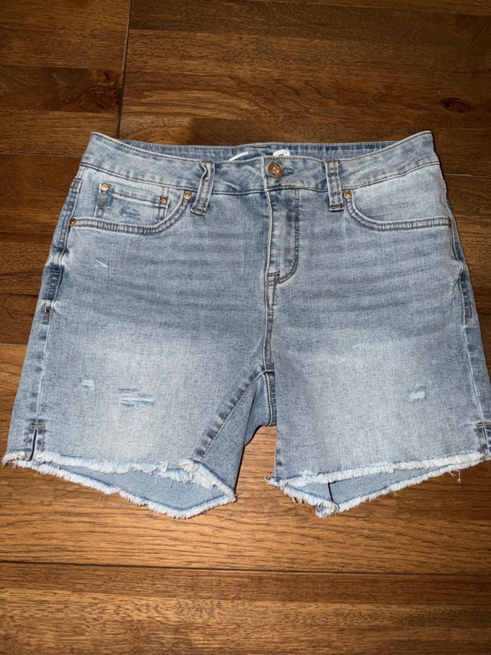 Seven7 Light Wash Distressed Denim Shorts Size 4 Raw Hem NWOT